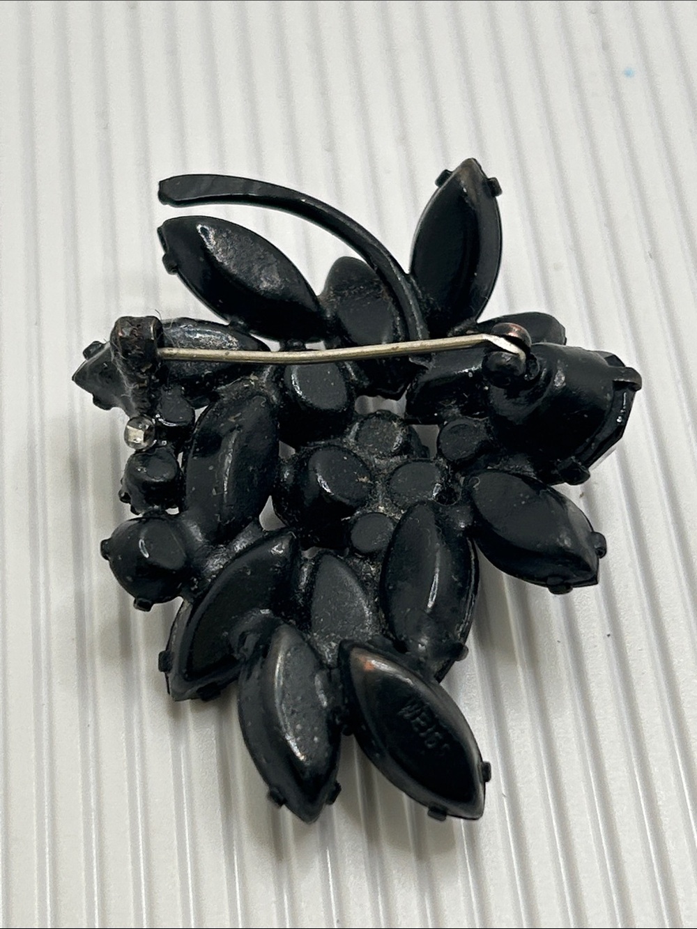 Albert Weiss Vintage Black Crystal Floral Cluster Brooch - Picture 5 of 7